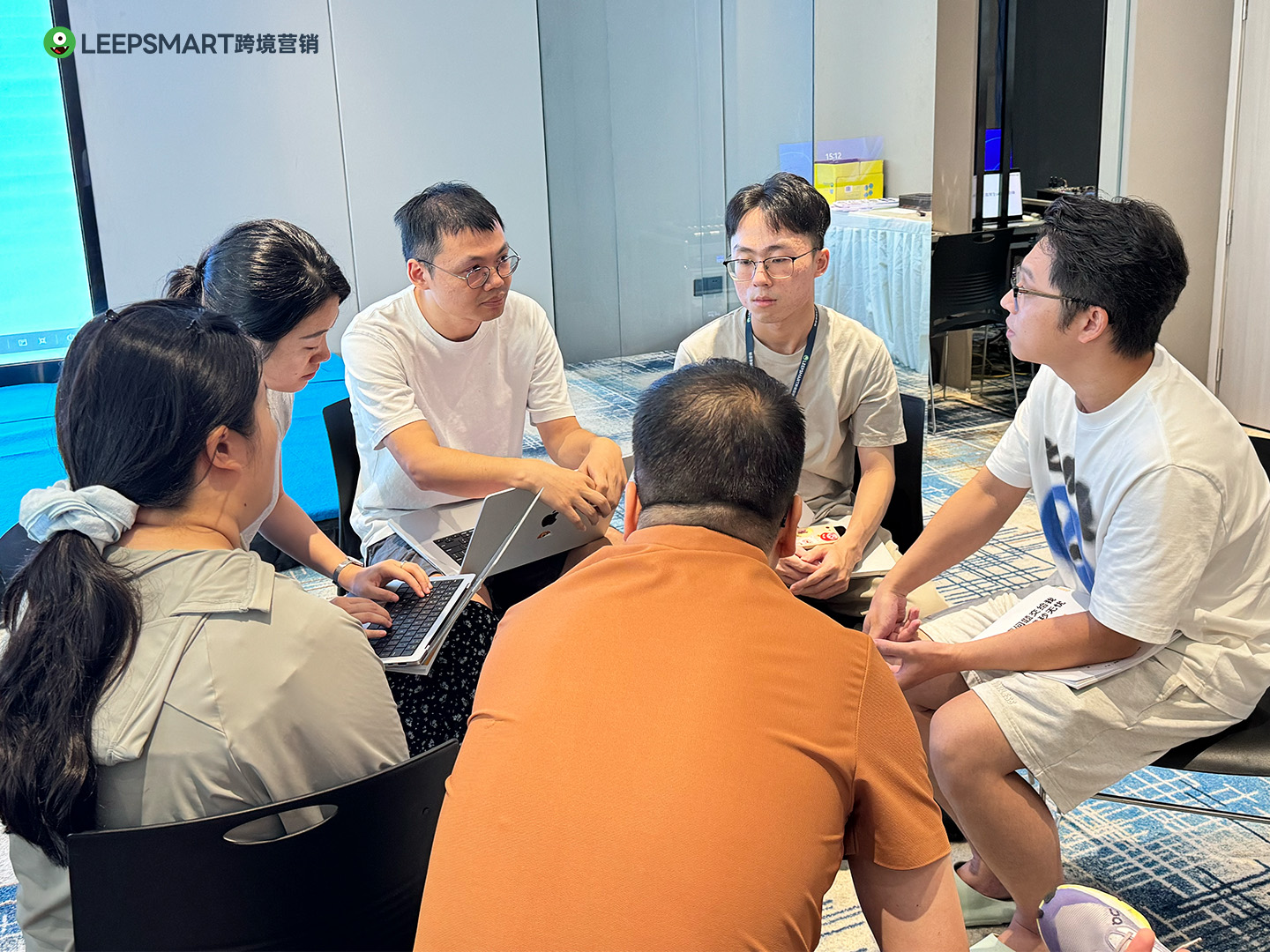 小组成员讨论增长方案
